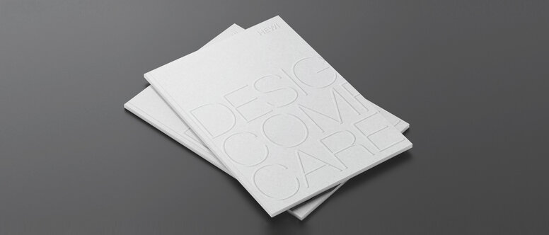 Design Comfort Care Zwei aufeinander gelegte Broschüren mit der Aufschrift Design Comfort Care