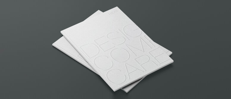 Design Comfort Care Zwei aufeinander gelegte Broschüren mit der Aufschrift Design Comfort Care