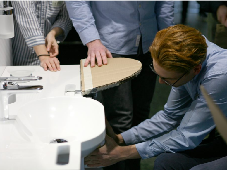 HEWI Innovation Challenge Prototyp aus Pappe wird getestet