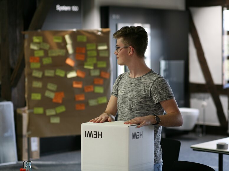 HEWI Innovation Challenge Teilnehmer der Innovation Challenge mit HEWI Pappverpackung