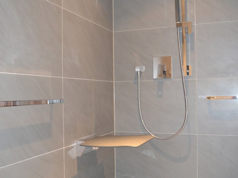 Ronald McDonald Haus Ronald McDonald Haus Dusche System 100 mit Klappsitz und Handtuchhalter